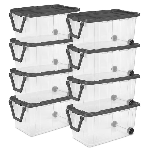 Sterilite Boîte de Rangement Empilable à Loquets de 160 Qt avec Couvercle, Lot de 8. Ensemble de Huit Bacs de Rangement en Plastique Transparent avec Couvercles Gris, Poignées Ergonomiques et Roues pour un transport Facile. Ces Contenants Empilables Comportent des Couvercles Encastrés pour un Rangement vertical Efficace et un design Moderne. Convient à l'Organisation d'Articles Volumineux comme les Décorations Saisonnières, les Vêtements et l'Équipement de Sport. Dimensions : 36.70 x 21.30 x 18.00 Pouces.