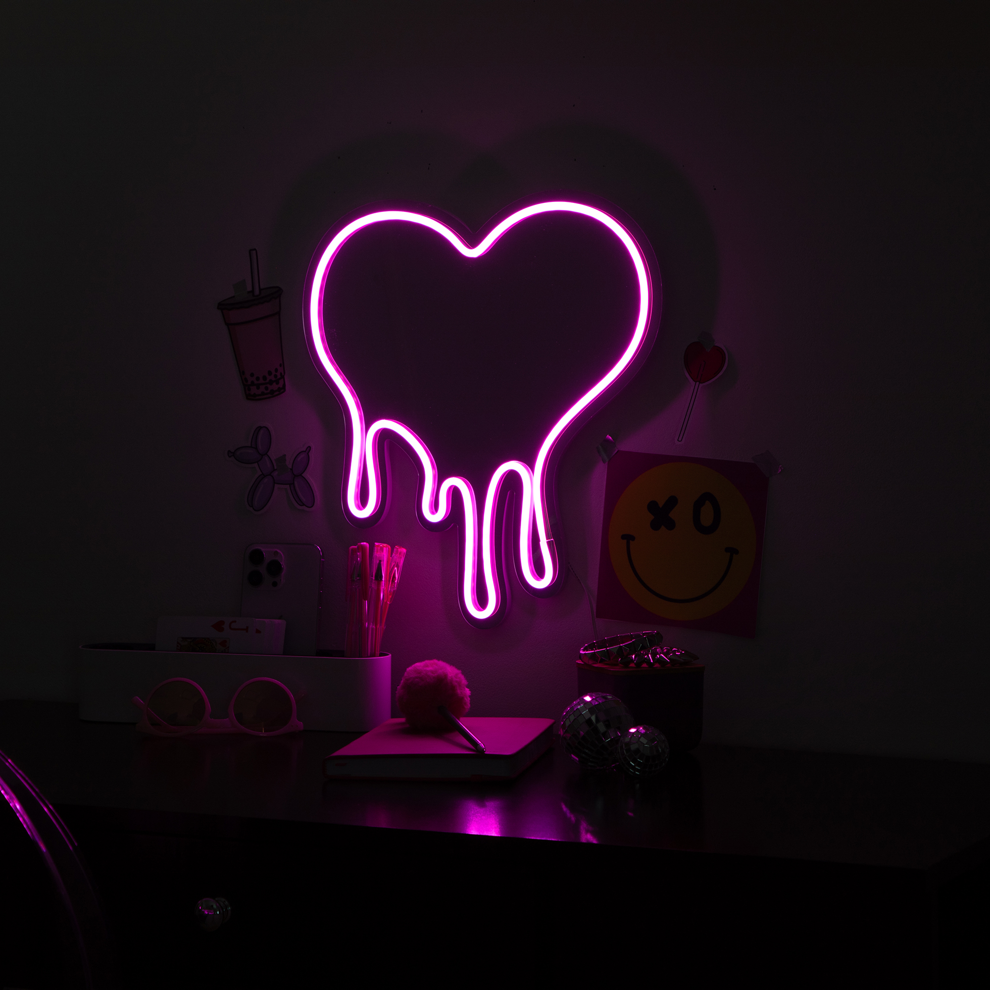 Miroir LED rose fluo en forme de cœur alimenté par USB de 13 pouces de Merkury Innovations