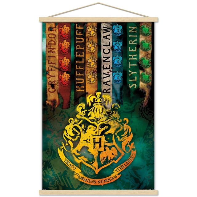 Le Monde des Sorciers : Harry Potter - Affiche Murale des Armoiries de la Maison, 14,725 Pouces x 22,375 Pouces Présentant des Bannières Verticales de Gryffondor, Hufflepuff, Ravenclaw et Slytherin House en Rouge, Jaune, Bleu et Vert au-Dessus d'Un Grand Blason Jaune de Poudlard avec la Devise Draco Dormiens Nunquam Titillandus sur un Fond Texturé Vert Foncé, Imprimée sur Papier d'Affiche Lustré avec Cintres à Cadre en Bois,