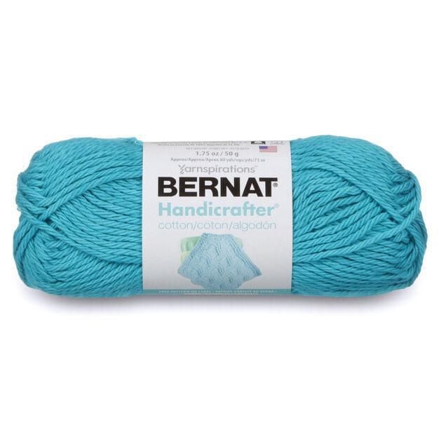 Bernat® Handicrafter® Fil, Coton #4 Moyen en Bleu turquoise, un Écheveau de 50 g de Fil de Coton 100 % Cultivé aux É.-U. avec une texture Torsadée Lisse, Enveloppé d'Une Étiquette Blanche Montrant la Marque Bernat et d'Un Chiffon Tricoté, Idéal pour des Projets de Tricot et de crochet de Poids Moyen, Y Compris la Déco Maison et les Articles de Cuisine.
