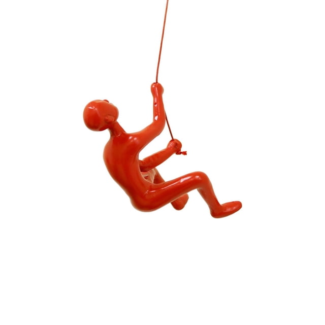 sculpture Murale d'Homme Escalade en Résine Rouge Lustré Représentant une Figurine Humaine Stylisée Grimpant sur une Corde en Cuir, Faite à la Main pour Usage Intérieur avec Quincaillerie de Suspension et instructions Incluses, Idéale comme art Mural Décoratif 3D unique.