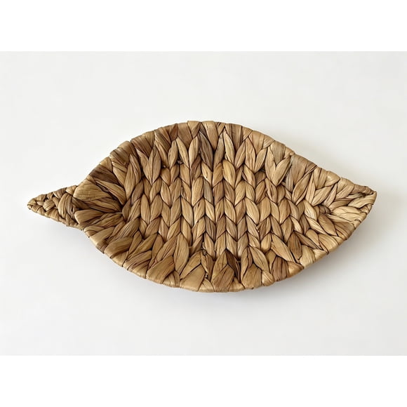 Plateau tressé « Small Weaven Leaf » de Way to Celebrate