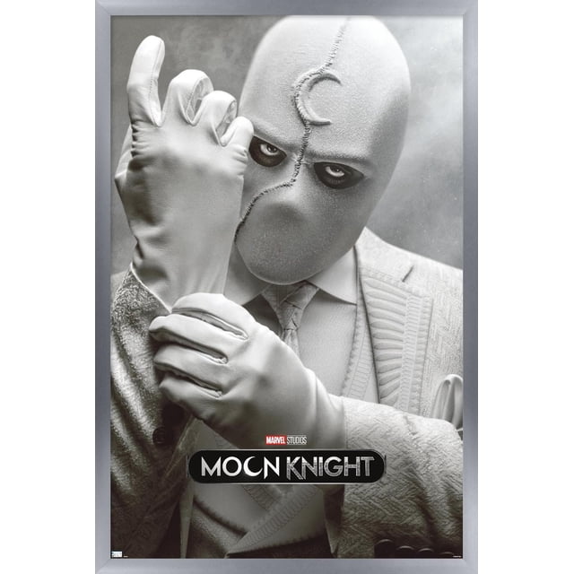 Marvel Moon Knight - Mr. Knight Affiche Murale d'Une Feuille Représentant un Gros Plan d'Une Figurine en Complet Blanc Texturé avec Cravate, Portant des Gants Blancs, Ajustant un Gant de l'Autre Main, sur un Fond Gris Doux avec le logo Marvel Studios Moon Knight au Bas.
