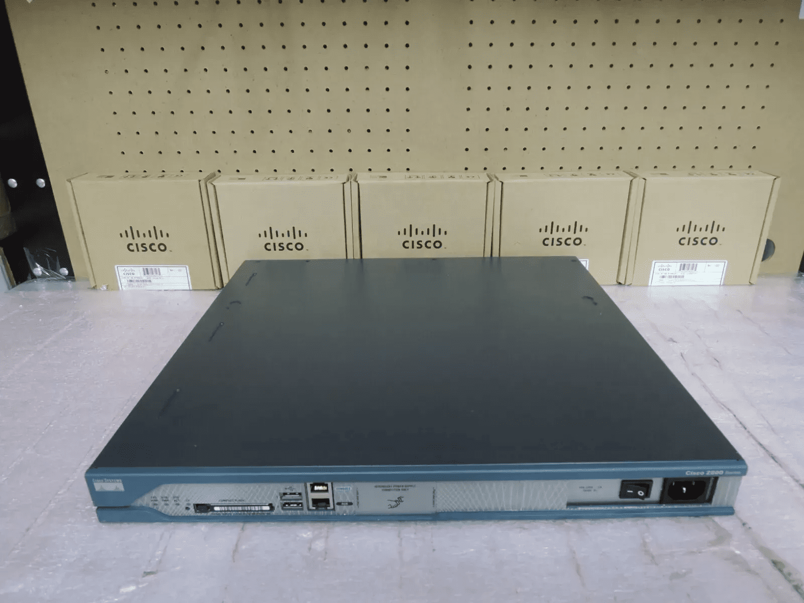 USED CISCO2811/K9 with AC POWER 2800 Series Integrated Services Router.