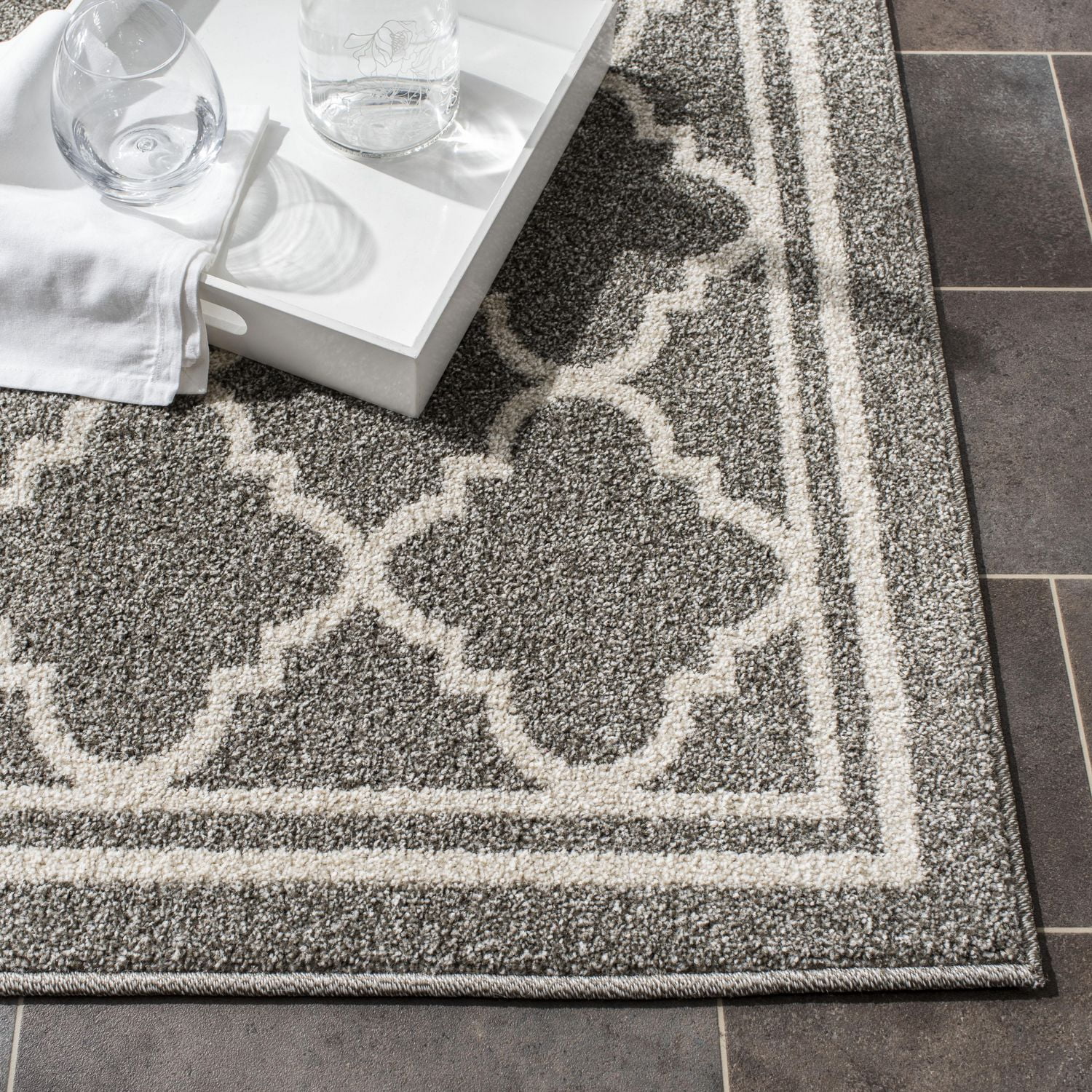 SAFAVIEH Amherst Trina Geometric Area Rug
