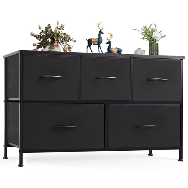 EDX Commode à 5 Tiroirs pour Chambre, un Organisateur de Rangement en Tissu Noir avec un Cadre en Acier Robuste et un Dessus en Bois. Comprend Cinq Tiroirs Spacieux pour Organiser les Articles et Protéger l'Intimité. Patins de Pieds Ajustables Assurent la Stabilité sur les Planchers Irréguliers. Convient comme Meuble Télé compact et Complète les styles de Déco Modernes de Chambre Ou de Salon.