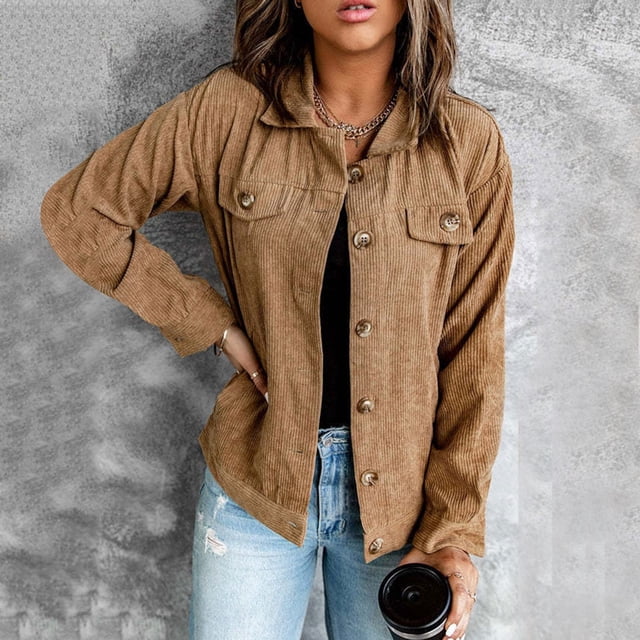 Huaizzzy Veste en Velours Côtelé pour Femmes avec Col Rabattu, Manches Longues et Fermeture à Boutons. Fabriquée en polyester avec une texture en Velours Côtelé, Cette Veste Légère et Respirante Comprend Deux Poches avant et une Coupe Décontractée. la Veste Est Présentée dans un Ton Brun Neutre, Style avec jeans Délavés Clairs et un Haut Noir, Convient aux Contextes Décontractés Ou de Style Professionnel Décontracté.