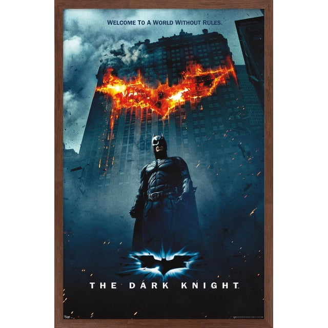 DC Comics Film - The Dark Knight - Logo Batman sur une Feuille Affiche Murale, 22,375 Pouces x 34 Pouces Représentant Batman en Armure Noire Se Tenant Debout devant un Gratte-Ciel avec un Symbole de Chauve-Souris Ardente Brûlant sur Sa Façade, de la Fumée et des Débris Autour, avec Texte « Bienvenue dans un Monde Sans Règles » au-Dessus et Titre « The Dark Knight » avec Emblème de Chauve-Souris Lumineux en Dessous, Idéal pour l'Art Mural