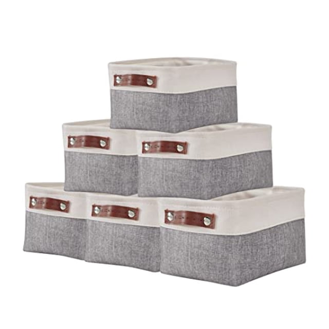 DECOMOMO Paniers de Rangement pour Étagères, Petits Bacs de Rangement Durables en Gris et Blanc, Présentés en Ensemble de six. Chaque Panier Présente une Conception Bicolore avec un Corps Gris et un Dessus Blanc, des Poignées en Similicuir et un Cadre Métallique Robuste. Idéal pour Organiser des Articles comme des Couches, des Articles de Toilette, des Livres, des Jouets et des Articles de Garde-Manger. Pliables et Faciles à Nettoyer, Ces Paniers Mesurent 11,8 Pouces par 7,9 Pouces par 5,9 Pouces.