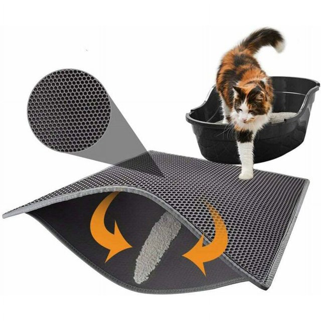 Tapis de Litière pour Chat Imperméable en EVA (30 x 30 cm) avec un design hexagonal en Nid d'Abeilles pour Piéger la Litière, Montré en Gros Plan avec un Chat Qui Se Sorte d'Une Litière. le Tapis Présente une Couche Inférieure Imperméable et Antidérapante et une construction en Mousse EVA durable, Assurant un Nettoyage Facile et le Confort pour les Pattes Sensibles.