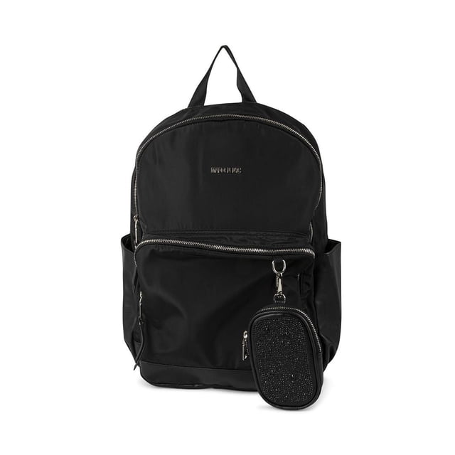 Madden NYC Sac à Dos BTS en nylon Noir avec Fermetures Éclair Argentées, Comprenant Plusieurs Compartiments, Dont une Poche Zippée avant et une Petite Pochette Texturée Attachée, des Poches Latérales Extérieures et une Poignée Supérieure, Montré Orienté vers l'Avant sur un Fond Blanc, Convient à l'Usage Quotidien des Adultes.