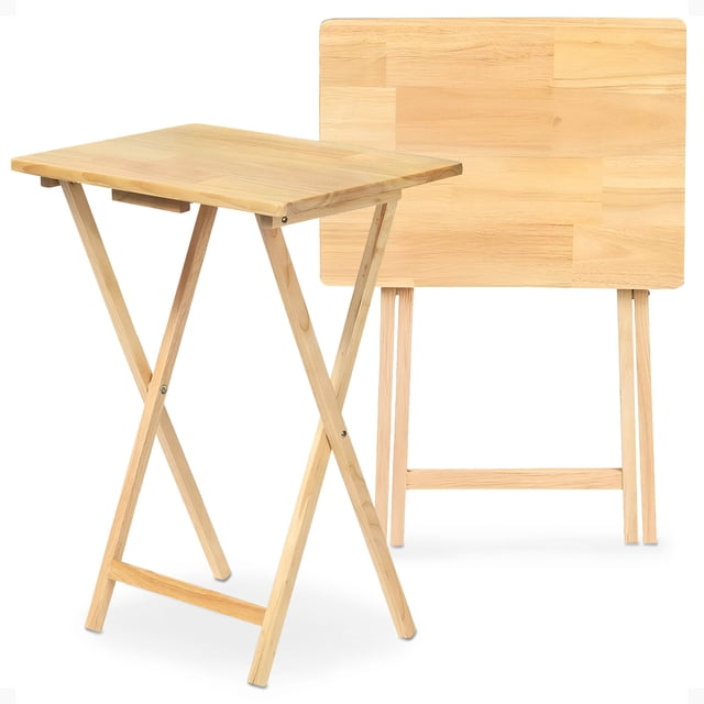 PJ Wood Table de Plateau à Collation Pliable et Portable pour Télé, Fini Naturel, Ensemble de 2 Pcs. Deux tables de Plateau Rectangulaires en Bois Massif avec Fini Naturel, Dotées de Pieds Pliables pour un Rangement compact. une Table Est Entièrement Élargie, l'Autre Est Pliée à Plat, Mettant en Valeur Sa Polyvalence pour Manger, Travailler de la Maison Ou Utiliser de Façon Décontractée devant la Télé.