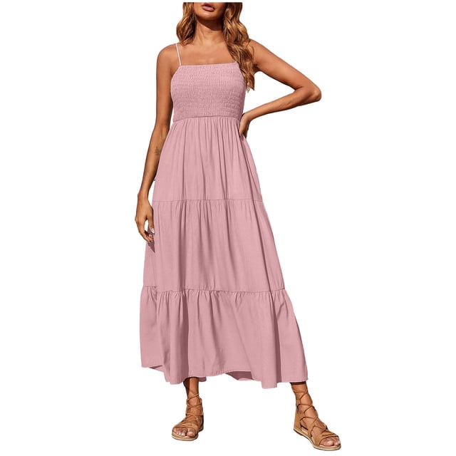 Robe Bohème pour Femmes, Robe maxi Sans Manches à Bretelles spaghetti et Corsage Smocké, Présentée en Couleur Unie Rose Pâle. la Robe Présente un design à Étages et une Encolure Carrée, en Matériau polyester. Convient au Port Décontracté, aux Fêtes Ou au Quotidien en Toutes Saisons. le Modèle Agence la Robe avec des Sandales à Brides.