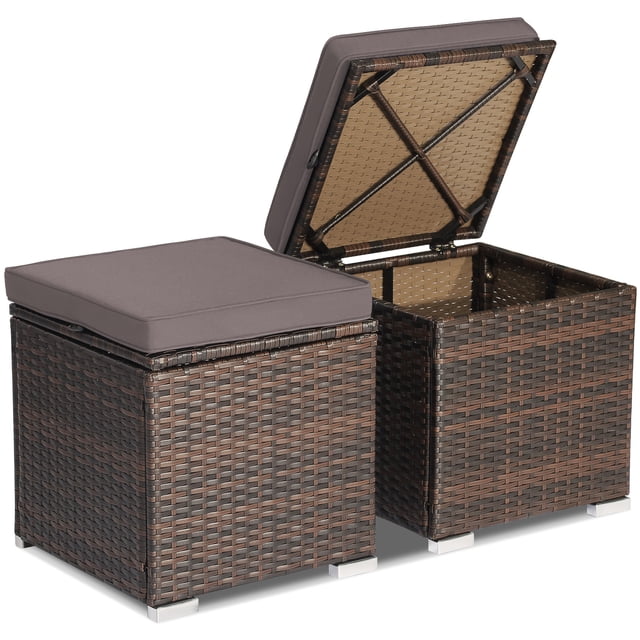 Costway Lot de 2 tables d'Appoint en Rotin pour Patio Ottomans avec Coussins, Gris. l'Ensemble Comprend Deux Carrés Ottomans en Osier PE Tressé à la Main Brun Mélangé avec un Cadre en Métal Antirouille. un ottoman Est Montré avec Son Couvercle Ouvert, Espace de Rangement Intérieur Révélateur, l'Autre Est Fermé avec un Coussin Gris sur le Dessus. Chaque ottoman Mesure 16 Pouces par 16 Pouces par 15,5 Pouces et Comprend des Housses de Coussin Amovibles et Lavables. Convient à une Utilisation Extérieure et Intérieure, Ces Polyvalents Ottomans Peuvent Fonctionner comme Repose-Pieds
