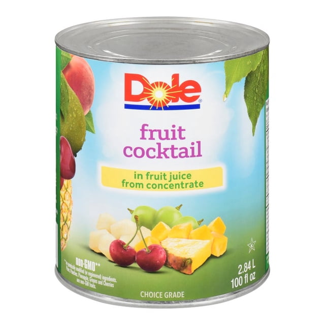 Dole Cocktail de Fruits dans du Jus, Canette de 2,84 L/6 Oz. l'Étiquette Présente des images Vibrantes de Cerises, d'Ananas, de Raisins et de Pêches, avec un Fond Bleu et le logo Dole Affiché de Façon Bien en Vedette. le Produit Est Étiqueté comme Non OGM et de Qualité Choix.