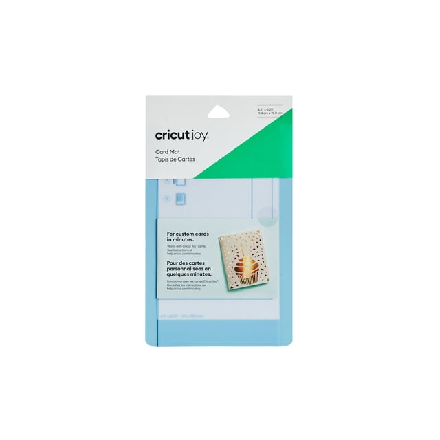 Cricut Joy™ Tapis pour Cartes, 4,5 Po x 6,25 Po, Bleu, Illustré dans un Emballage de Vente au Détail avec En-tête Blanc et Vert. Ce Tapis de Découpe Réutilisable Est Conçu pour une Création Rapide de Cartes Personnalisées avec les machines Cricut Joy et Convient à Toutes les Cartes Cricut Joy. le Tapis Bleu Pâle Est visible à Travers un Plastique Transparent, avec un Emballage Comprenant un Échantillon de Carte de cupcake et des instructions Bilingues.