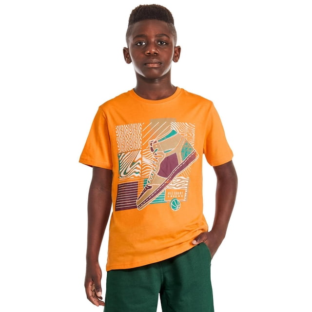 George T-Shirt Actif pour Garçons en orange Vif avec une Impression Graphique à l'Avant d'Une Espadrille Montante Multicolore par-Dessus des Blocs à Motifs Abstraits, Fabriqué en Tricot jersey de Coton Doux et Respirant avec Col Ras du Cou et Manches Courtes, Assorti de shorts Vert Foncé.