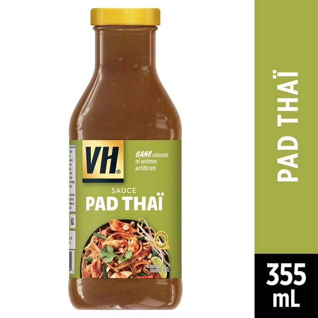 VH® Sauce Sautée Pad Thaï dans une Bouteille en Plastique Transparent de 355 ml avec Couvercle Jaune, Présentant une Étiquette Verte avec le logo VH, le Nom du Produit et une image de Nouilles Pad Thaï au Poulet et aux Arachides, Indiquant Aucun Colorant Ni Arôme Artificiels.