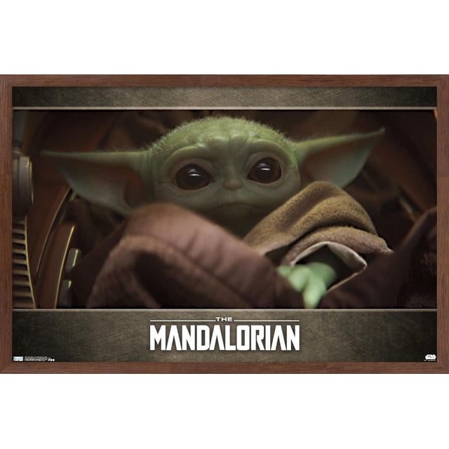 Star Wars : The Mandalorian - Affiche Murale Yeux, 22,375 Pouces x 34 Pouces Montrant un Gros Plan Centré de Grogu (Baby Yoda) avec de Grands Yeux Sombres et une Peau Verte Enveloppés dans une Couverture Brune à l'Intérieur d'Un cockpit de Vaisseau Spatial, Imprimée sur Papier d'Affiche Lustré, Convient à la Déco Maison Ou à la Décoration de Fête à Thème.