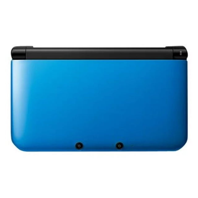 Console Nintendo 3DS TG Bleu/noir Remise à Neuf (Remis à Neuf) Portative à Coque Fermée Orientée vers l'Avant Montrant un Couvercle Extérieur Bleu avec Garniture Noire et logo Nintendo, Charnière visible, Boutons d'Épaule et Boutons de Visage le Long du Bord, Arrière-Plan Studio-Blanc; Souvent Utilisé comme Portative Compacte de Voyage pour Jouer à des Jeux de Cartouches Classiques.