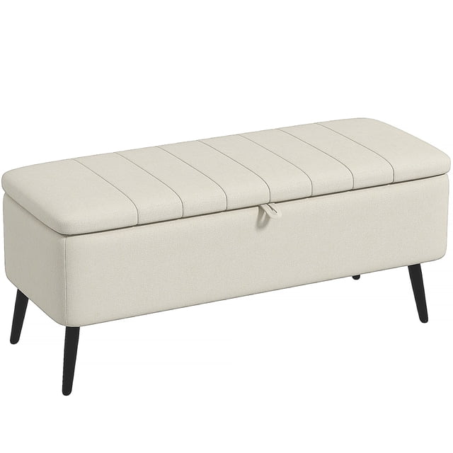 HOMCOM Ottoman Banc de Rangement en Tissu de Lin Blanc Crème avec Couvercle Relevable et Rangement Dissimulé. Présente un design Rectangulaire avec Surpiqûres Verticales sur le Siège Rembourré, Supporté par des Pieds en Acier Noirs. Convient comme Repose-Pieds, Banc d'Entrée Ou Banc de Bout de Lit. Dimensions : 40,2 Pouces de Large, 15,7 Pouces de Profondeur et 17,3 Pouces de Hauteur.