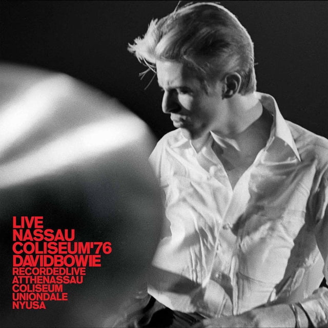 David Bowie - Live Nassau Coliseum '76 (2 LPs en Vinyle) Pochette d'Album Présentant une image Noir et Blanc d'Une Personne en Chemise Blanche avec Texte Rouge Audacieux Affichant le Titre de l'album et les Détails de l'Enregistrement en Direct. un Album rock Offert sur Disque Vinyle.