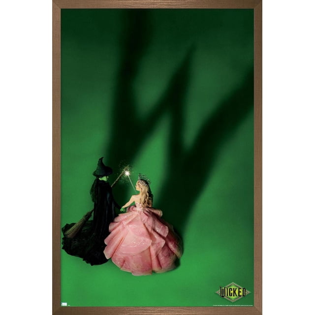 Wicked - Affiche Murale Teaser en une Feuille, 22,375 Po x 34 Po, Représente une Sorcière Noire à la Peau Verte Tenant un Balai et une Femme blonde en Robe Rose avec une Couronne Tenant une Baguette Lumineuse. Leurs Ombres Forment un Grand « W » sur un Fond Vert. l'Affiche Lustrée Est Encadrée en Bois Brun, Convient à la Déco Maison et à l'Art Mural.
