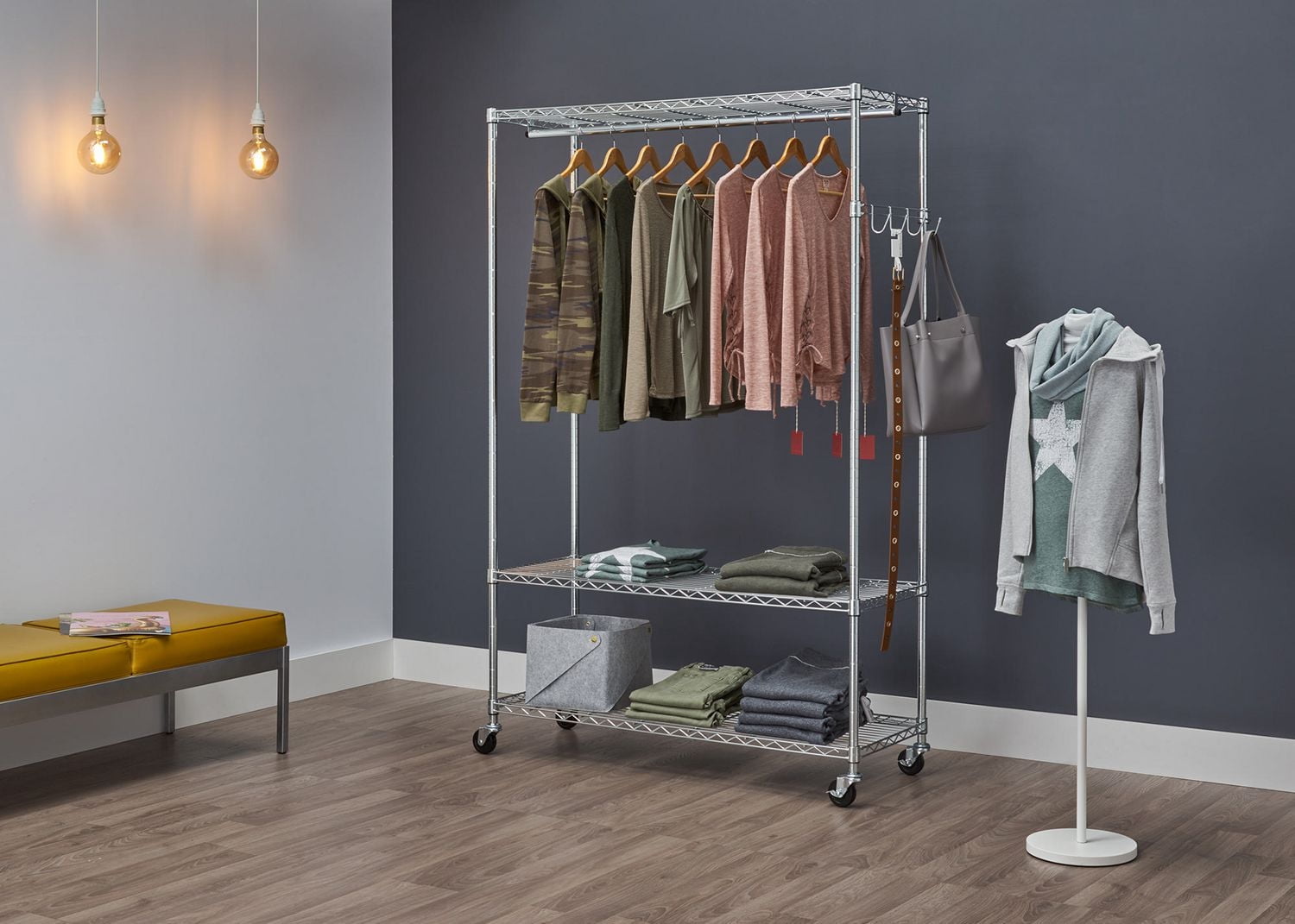 Présentoir à vêtements à roulettes à 3 niveaux TRINITY EcoStorage | 122 cm de larg. x 46 cm de prof. x 192 cm de haut. (48 po de larg. x 18 po de prof. x 75,5 po de haut.) | Chrome