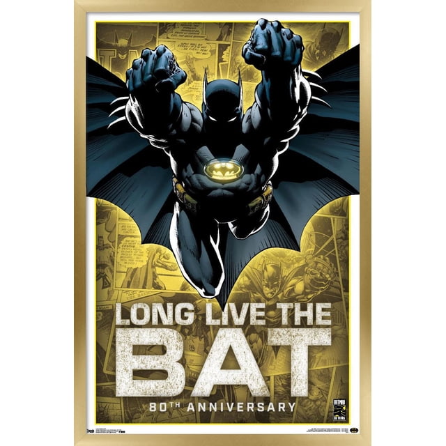 DC Comics - Batman - Affiche Murale du 80e Anniversaire, 22,375 Po x 34 Po Mettant en Vedette Batman en costume Noir et Gris avec Emblème de Chauve-Souris Jaune Lumineuse, Volant vers l'Avant avec Poings Allongés et cape s'Éparpillant sur un Fond Jaune de Panneaux de Bande Dessinée Délavés et Texte Blanc Audacieux « Longue Vie à la Chauve-Souris 80e Anniversaire ». Convient pour Décorer les Chambres, les Bureaux Ou les Espaces de Fans