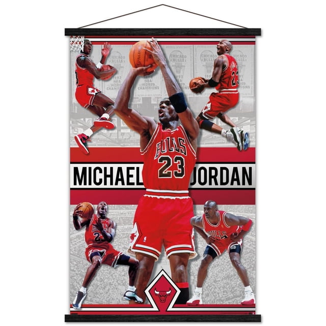 Michael Jordan - Affiche Murale Collage, 22,375 Pouces x 34 Pouces Présentant Plusieurs Photos d'Action de Michael Jordan dans Son Uniforme Numéro 23 Rouge des Chicago Bulls Exécutant des Mouvements de basketball comme le Tir, le dunking et le Dribble, sur Fond Gris avec de Légères Bannières de Championnat et une Foule, Bordée de Rayures Rouges et Noires avec le logo des Chicago Bulls au Bas, Convient aux Oeuvres Murales à Thème Sportif pour la Maison Ou les Bureaux.