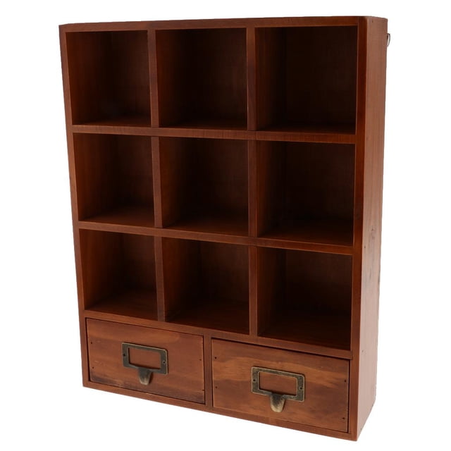 Étagère d'Exposition en Bois avec 2 Tiroirs, Unité de Rangement de Bureau, Organisateur Brun, Idéale pour le Mobilier de Bureau Ou l'Utilisation comme Bibliothèque. Comprend des Étagères Rustiques de Style Casier pour Exposer des Souvenirs et Deux Tiroirs Inférieurs avec Poignées en Métal pour un Rangement Dissimulé. Fabriquée en Bois durable, Mesure 33x9.5x42cm.