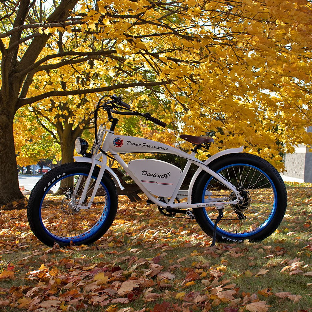 Vélo électrique Demon Electric Davient 500W de style croiseur rétro à pneus gras de 26 po, autonomie de batterie de 40-55 km (16,75 Ah), freins hydrauliques TEKTRO, 7 vitesses SHIMANO - Blanc, jantes
