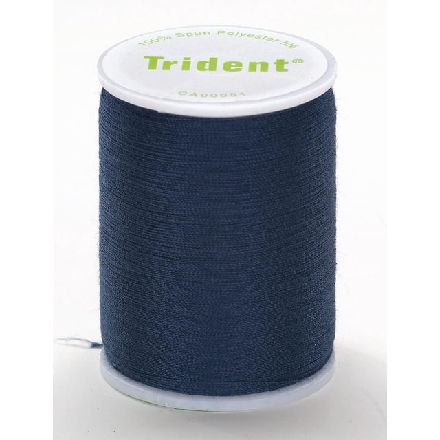 Coats & Trident ClarkTM Fil de Polyester en Bobine Bleu Marine, Fil de Polyester 100 % Filé à Enroulement Serré sur une Bobine en Plastique Blanche avec logo Trident Vert sur le Dessus, Convient à la Couture de Tissus en Coton et Synthétiques et Souvent Utilisé pour des Projets de Broderie.