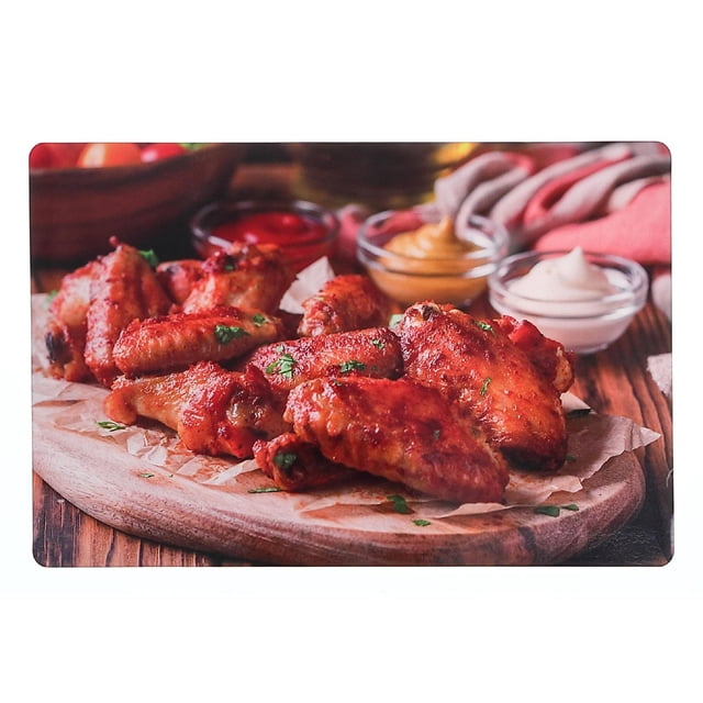 IH Casa Decor Napperon en Plastique Ailes de Poulet - Ensemble de 12, un Napperon Rectangulaire en Plastique Mesurant 10,75 par 16,75 Pouces avec un design d'Ailes de Poulet Multicolore, Convient à la Vaisselle de Fête d'Anniversaire et aux Fournitures de Fête, Exposé sur une table en Bois avec des Bols en Verre de sauces à Trempette en Arrière-Plan.