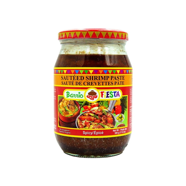 Barrio Fiesta Pâte de Crevettes Sautées Épicée dans un Pot en Verre Transparent avec Couvercle Rouge et Jaune, avec une Étiquette Colorée avec des Plats Filipino et le logo de la Marque, Contenant 500 g de condiment Filipino Riches en Umami, Épicé, Convient aux Sautés et aux Recettes Traditionnelles.