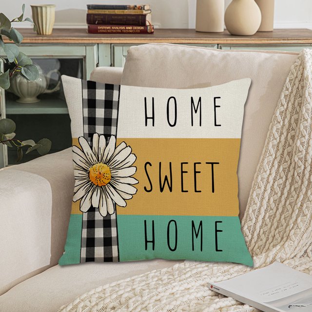 Tyidzon Housse de Coussin de Literie Maison Imprimée Coussin de Sofa Housse de Coussin Chambre Housse de Coussin de Chevet. une Housse de Coussin Carrée en polyester, 45x45 cm, avec un design Multicolore Mettant en Vedette une Fleur de Marguerite, Motif à Carreaux Noir et Blanc, et le Texte « Home Sweet Home. » l'Impression Haute Définition Assure des Couleurs Vibrantes et Durables. Montré sur un Sofa beige avec une Couverture Tricotée et des accents Décoratifs en Arrière-Plan.