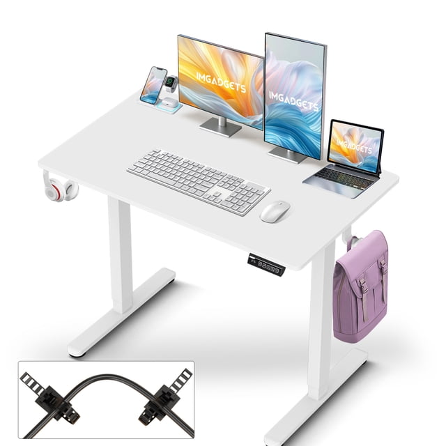 IMGadgets Bureau Debout Électrique Réglable avec un Grand Espace de Travail de 40 Pieds' x 24 Pieds', Montré dans une Finition Blanche. le Bureau Présente une surface Spacieuse Pouvant Accueillir Deux Moniteurs, un Ordinateur Portable, un Clavier et une Souris. Il Comprend Deux Crochets pour des Accessoires comme des Écouteurs et des Sacs, Vu avec un Sac à Dos Violet et des Écouteurs Blancs. le Bureau Dispose d'Un Panneau Électrique de Réglage de la Hauteur avec des Réglages de Mémoire, Permettant des transitions Fluides entre l'Assise et la Position Debout. le Plateau Résistant aux Rayures et Imperméable