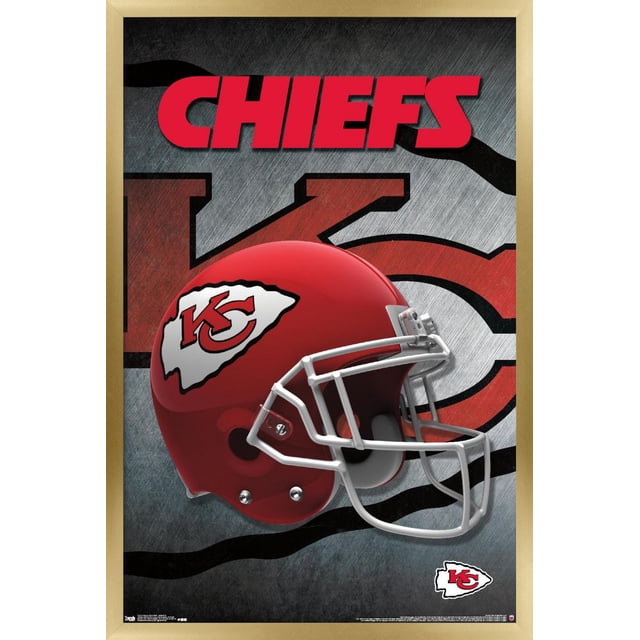 NFL Kansas City Chiefs - Affiche Murale Casque 16, 22,375 Po x 34 Po Présentant un Casque de football Rouge Orienté vers l'Avant avec le logo à Pointe de Flèche Blanche et des Lettres « KC » Rouges, sur Fond Gris Texturé avec un Grand Emblème des Chiefs Délavé et un Texte « Chiefs » Rouge Audacieux en Haut, Encadré en Bois Clair. Cette Affiche Est Idéale pour la Déco de Chambre de fan de sports Ou la Décoration de Fête.