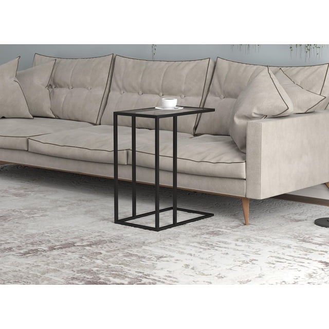 Safdie & Co. Table d'Appoint 19 L en Forme de C en Verre Métal avec Cadre en Métal Noir et Dessus en Verre Transparent à Côté d'Un sofa beige Capitonné sur un Tapis à Motif Léger, Tenant une Tasse et une Soucoupe Blanches, Idéal pour les Petits Espaces et Accès Facile.