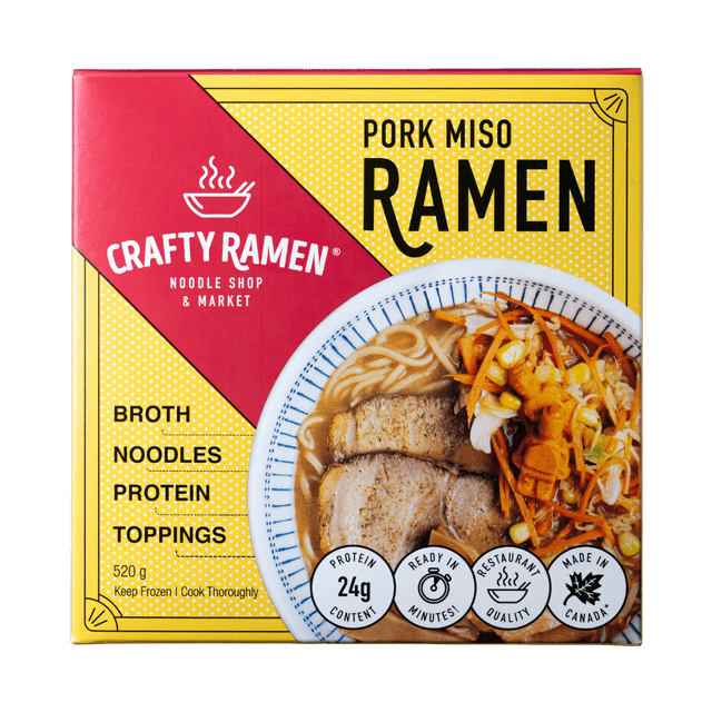 Ramen au Miso de Porc Repas Surgelé par Crafty Ramen Présentant une Boîte Frontale avec un Bol de Ramen Contenant du chashu de Porc, du Bouillon de Poulet Miso, des Nouilles et des Garnitures de Légumes Incluant du Maïs et des Carottes Râpées, Mettant en Valeur 24 g de Protéines et Fabriqué au Canada, Idéal pour des Dîners Surgelés Rapides.