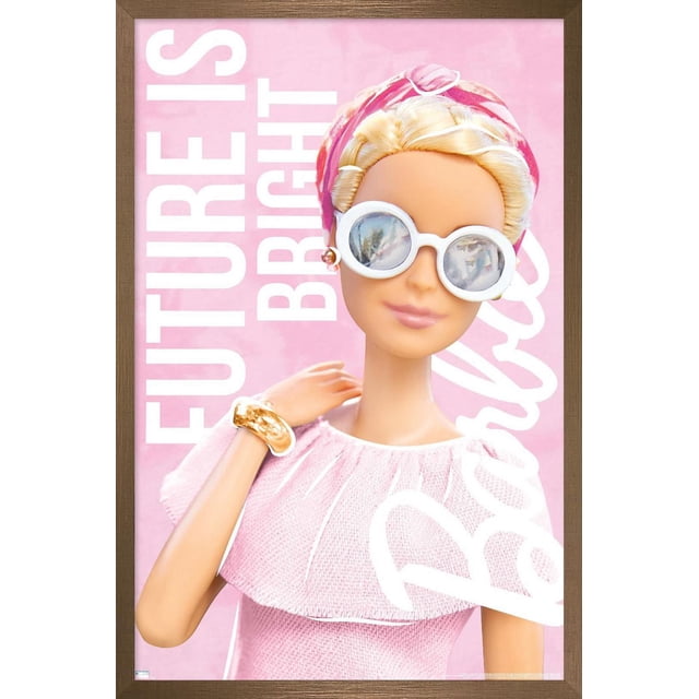 Mattel Barbie - Affiche Murale « Future is Bright » Montrant un Gros Plan de la Poupée Barbie Portant un Haut Texturé Rose à Épaules Dénudées, un Foulard Rose, un bracelet Doré et des Boucles d'Oreilles en Perles, sur Fond Rose avec Texte Blanc « Future is Bright » et « Barbie ».