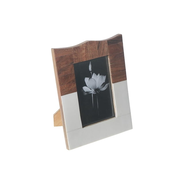 Cadre Photo 5X7 en Bois et Incrustation de Résine Conçu pour l'Exposition sur table, Présentant un Fond en Résine Blanc Lisse et un Dessus en Bois Chaud avec un Bord Ondulé, Mettant en Valeur une Photo de Fleur Noire et Blanche, Idéal pour la Déco de la Maison.