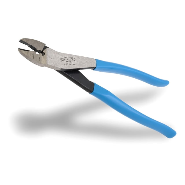 CHANNELLOCK 9,5 Pouces Plier à Sertir avec Poignées CHANNELLOCK BLUE® Bleues et Mâchoires en Acier Forgé à Haute Teneur en Carbone Dotées de Bords de Coupe Traités Thermiquement au laser, Conçu pour Sertir et Couper Précisément des Bornes Isolées et Non Isolées de 10-22 AWG, Montré sur une Vue avant Inclinée sur Fond Blanc, Convient aux Espaces Étroits.