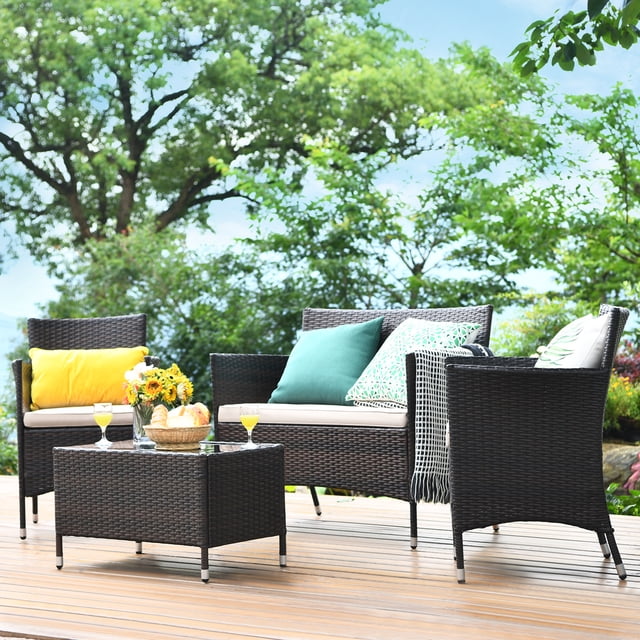 Gymax Ensemble de Conversation en Rotin pour Patio 4 Pcs Conçu pour l'Extérieur, Incluant Deux sofas Simples, un Causeuse et une table Basse avec Dessus en Verre Trempé. Comprend des Coussins Bruns avec Housses Amovibles et une construction Robuste en Acier et Rotin. Parfait pour les patios, les Jardins et les Zones au Bord de la Piscine, Offrant Confort et style.