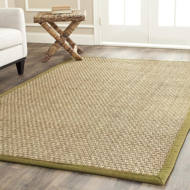 Safavieh Tapis en Fibre Naturelle à Bordure d'Arbre en sisal Tressé beige Naturel avec Bordure Vert olive, Posé sur un Plancher de Bois à Côté d'Une table d'Appoint en Osier et d'Un Pied de sofa Léger dans une Pièce Lumineuse, Convient aux Intérieurs style Maison de Plage Côtière Ou Décontractée.