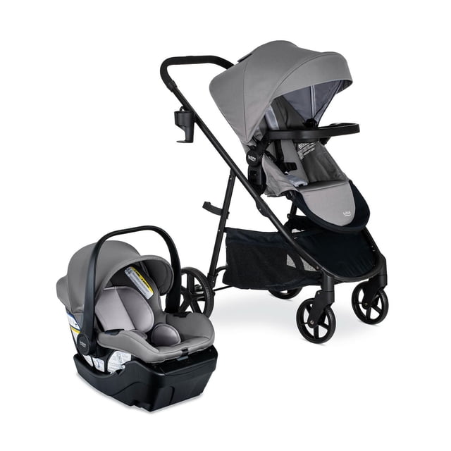 Britax Willow™ Brook™ Système de Voyage en Onyx Glacier Montrant un Siège d'Auto pour Bébé Gris avec base Noire et une Poussette Grise Assortie avec Cadre Noir, Auvent Ajustable, Roues Pivotantes avant, Grand Panier de Rangement sous le Siège et Porte-Gobelet sur le Guidon.