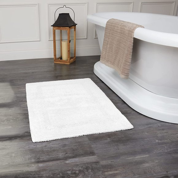 Basix Tapis de Bain Blanc – Tapis de Salle de Bain 100 % Coton, Doux et Absorbant – Tapis de Bain Épais et Moelleux avec Endos Antidérapant – 20 Pouces x 32 Pouces Lavable