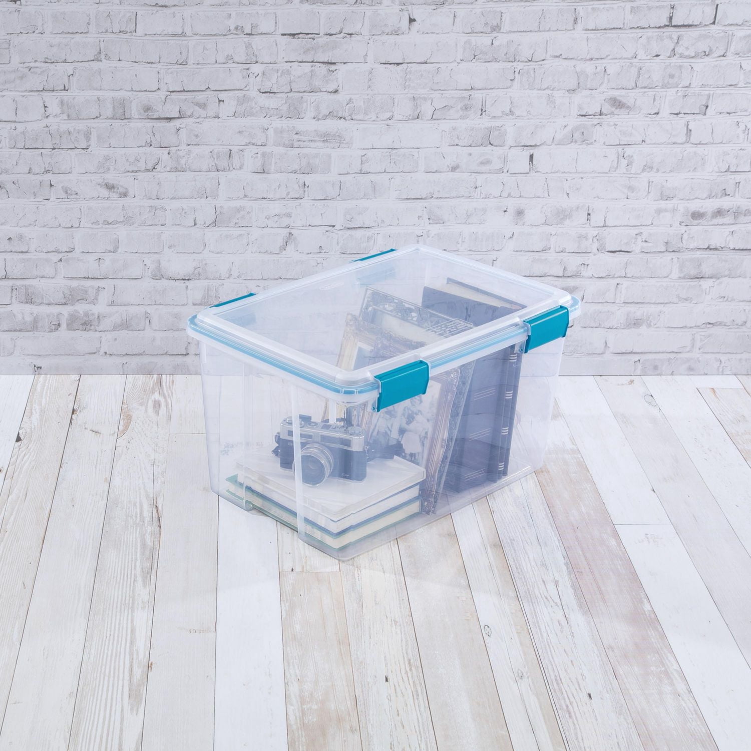 Sterilite Boîte à joint d’étanchéité  de 51 L, bac de rangement transparent résistant aux intempéries avec couvercle à loquet, bleu