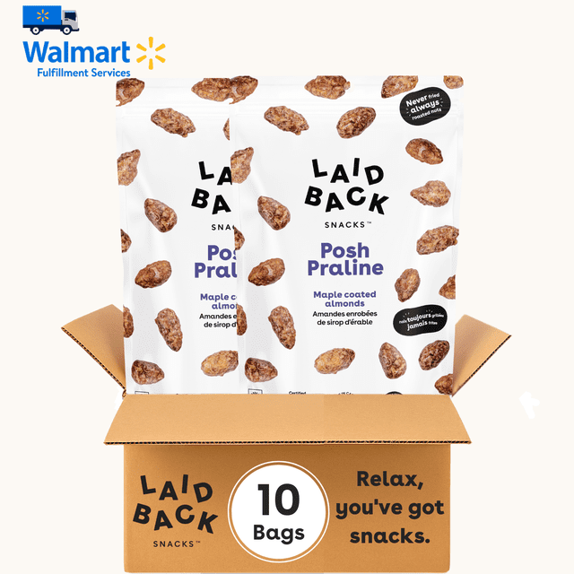 Laid Back Snacks Praline Chic, un Lot de 10 Sacs, Chacun Contenant 130 g d'Amandes Enrobées d'Érable. l'Emballage Met en Valeur le Produit comme Sans Gluten, Végétalien, Riche en Protéines, et Fait avec des Amandes Rôties à Sec, du Sucre de Canne et du Sirop d'Érable. les Sacs Sont Présentés dans une Boîte en Carton Ouverte avec le logo de la Marque et le Texte « Relax, you've got Collations. »