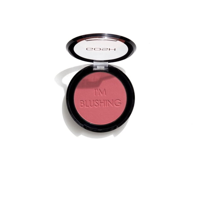 GOSH - I'm Blushing - 003 Pâte à Joues Compacte avec Couvercle Ouvert Montrant de la Poudre Rose Mate Embossée avec « I'm Blushing », dans un Étui Rond Noir sur Fond Blanc, Conçue pour Rehausser la Couleur Naturelle des Joues avec une Finition Éclatante, Convient aux Véganes.